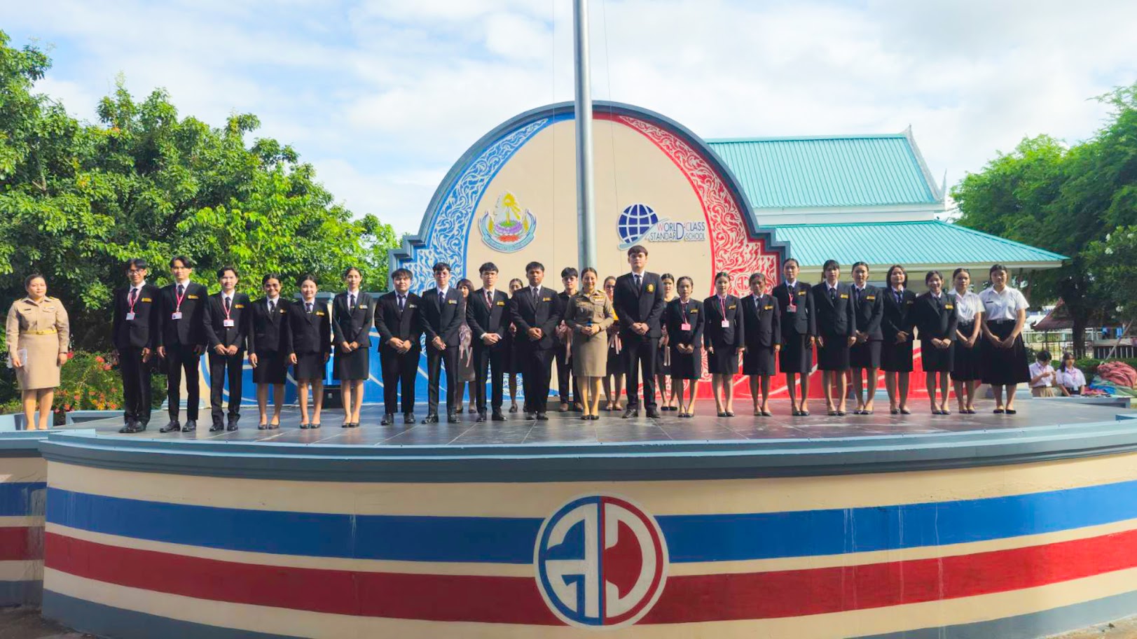 ภาพบรรยากาศการต้อนรับบุคลากร ภาคเรียนที่ 1 ปีการศึกษา 2569 วันจันทร์ที่ 18 พฤษภาคม 2569 ณ อาคารโดมอเนกประสงค์ โรงเรียนลือคำหาญวารินชำราบ